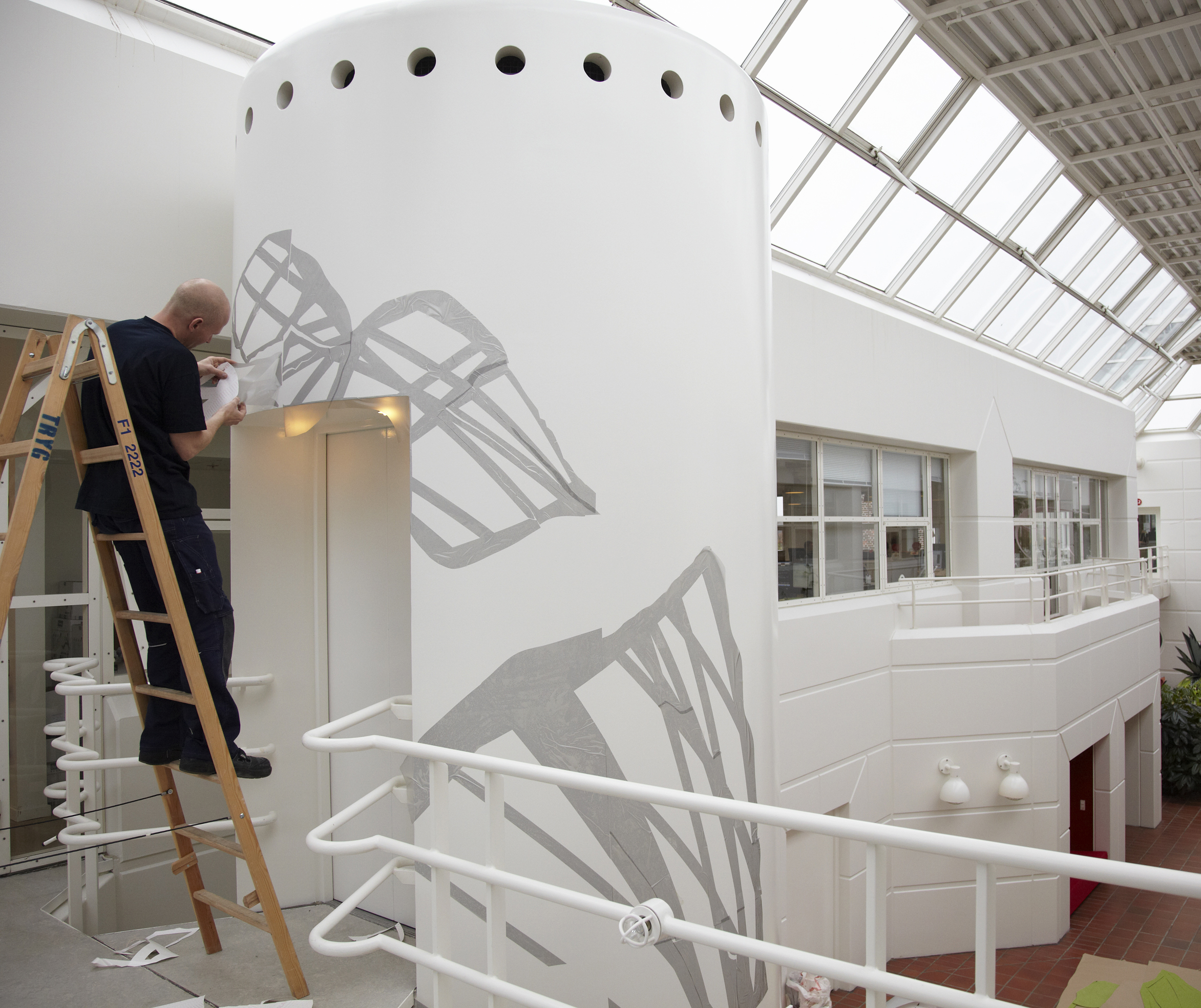 montering af udsmykning med grøn filt på elevatortårn hos Tryg filt (4)